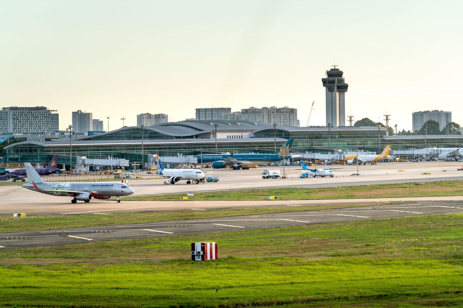 The pickup zone outside a small terminal: the curb is thirty metres from the carousel