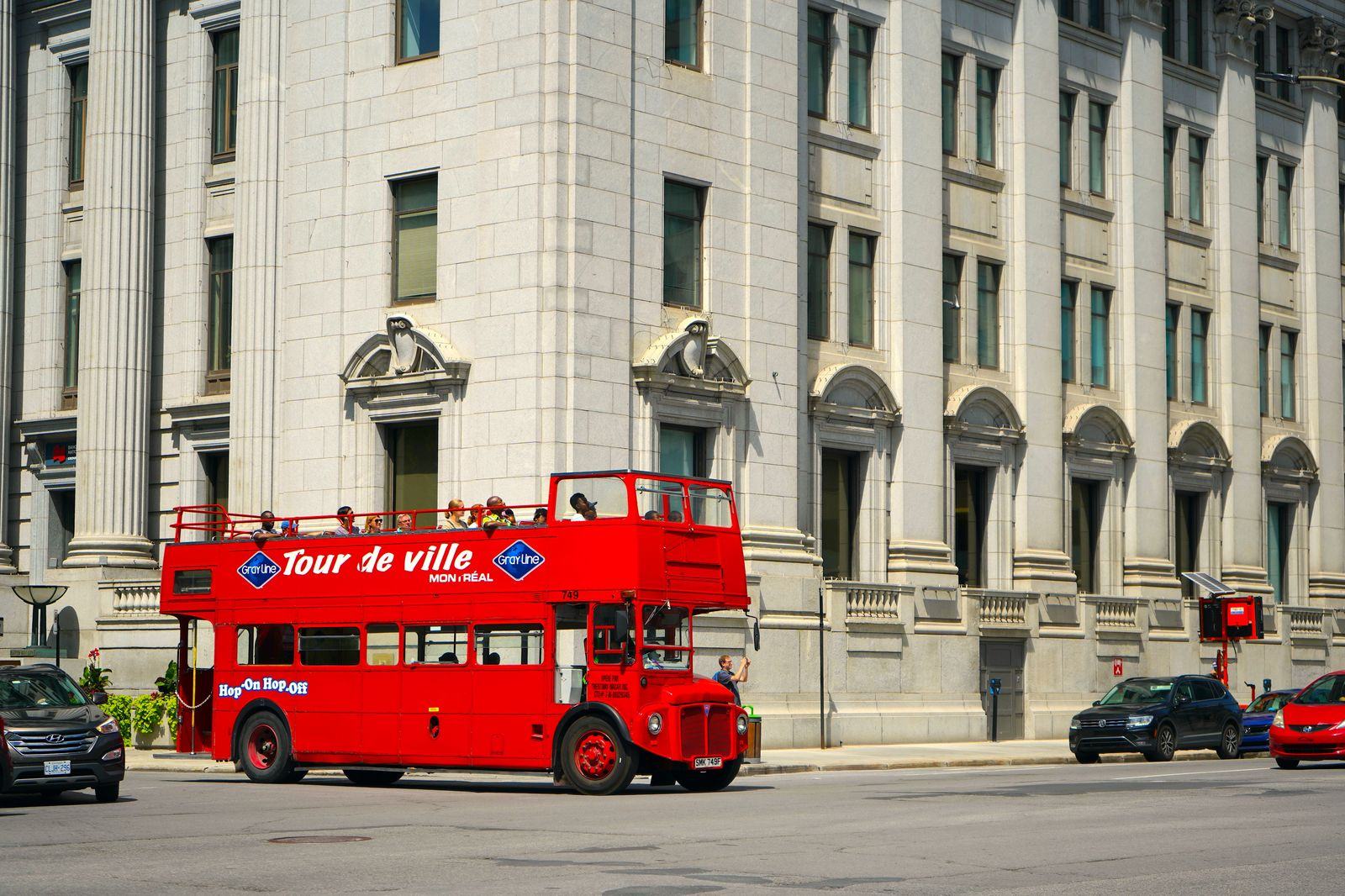 Old Montreal's streets: the network chauffeur knows the one-way grid and the summer closures