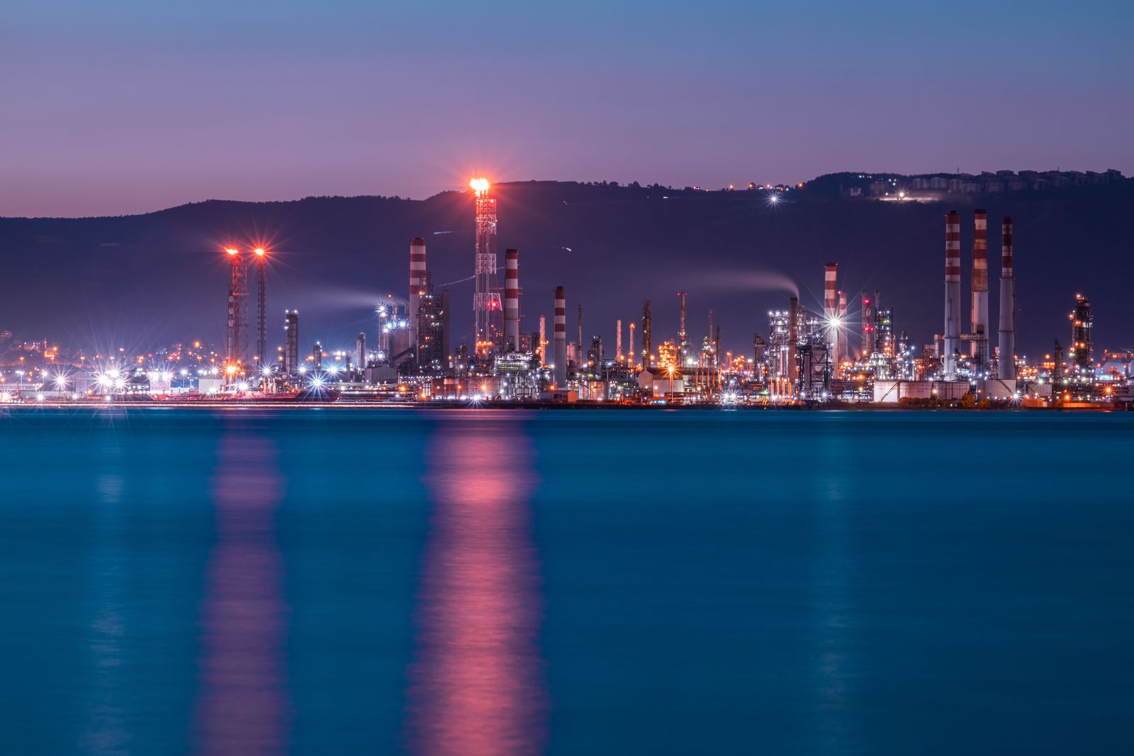 The Chemical Valley at night: the plant day is by the hour with the chauffeur at the visitor lot