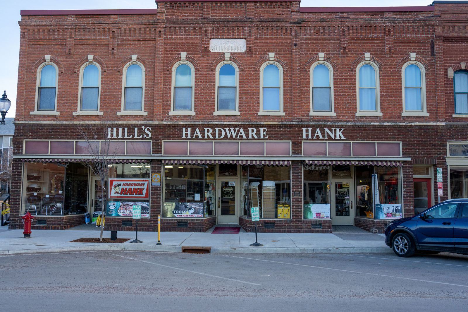 A county-town main street: Woodstock's Dundas Street, forty minutes from London