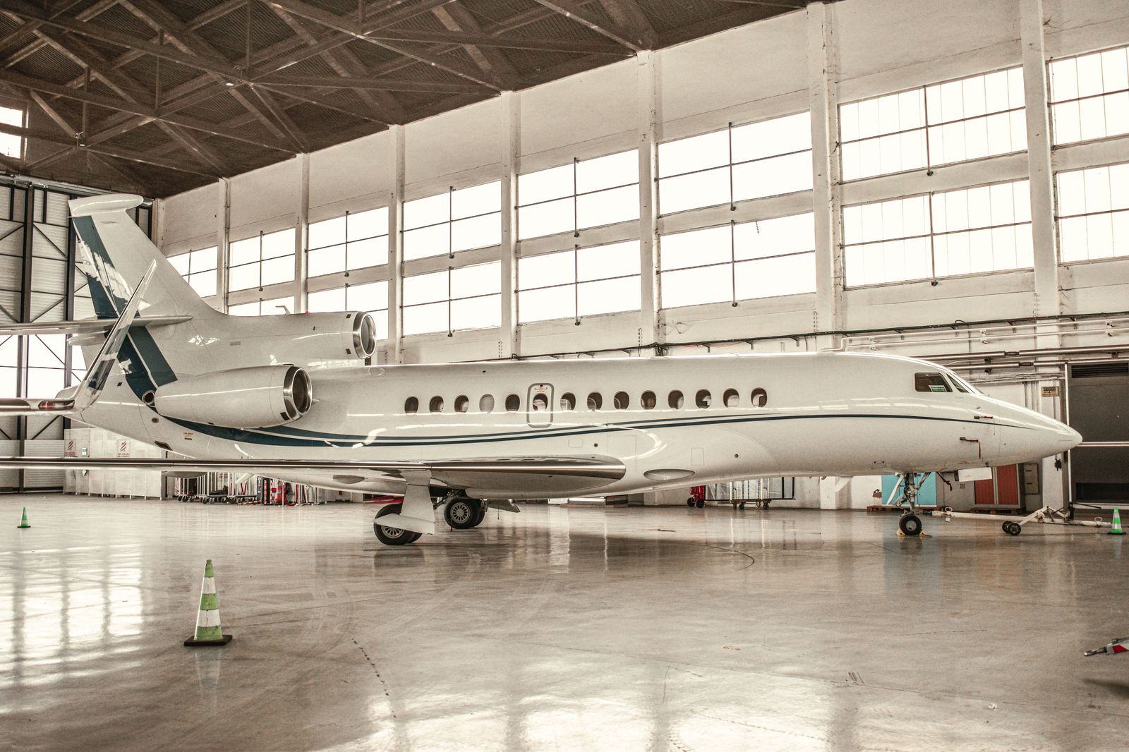 The executive SUV beside the aircraft: bags from the hold to the trunk in one move