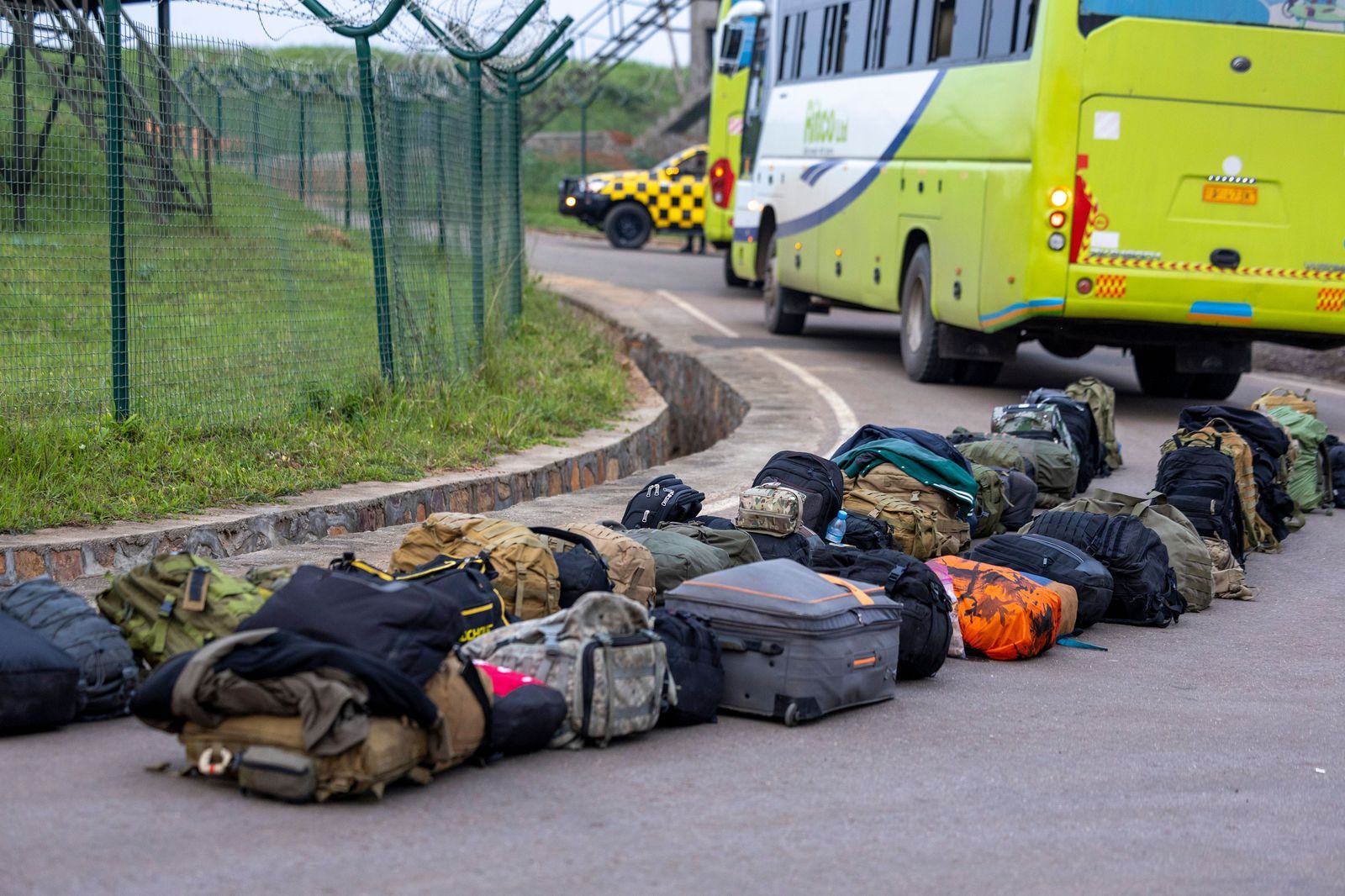 The team on the bus: one vehicle, one arrival, the equipment in the bay