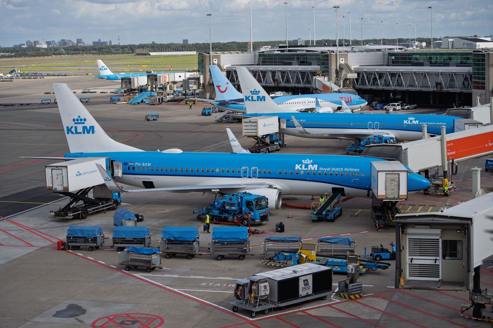 Bags loaded, door held: the last thirty seconds of a Pearson pickup